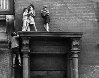 Photograph by Helen Levitt, NYC, c. 1940 &copy; ESTATE OF HELEN LEVITT/LAURENCE MILLER GALLERY 