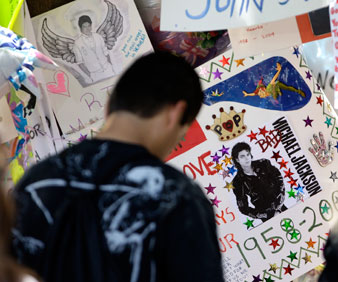 Fans of the late pop star Michael Jackson visit the Jackson family home in the Encino section of Los Angeles on July 6, 2009. AP Images</br> 
