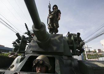 Honduran soldiers arrive at the presidential residency in Tegucigalpa. Reuters Photos<br/> 