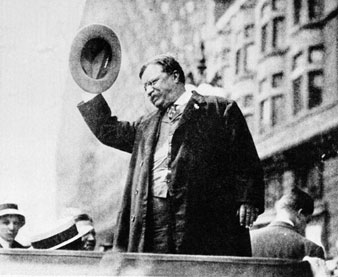 Theodore Roosevelt addressing the people in front of the Congress Hotel upon his arrival in Chicago. AP Images</br> 