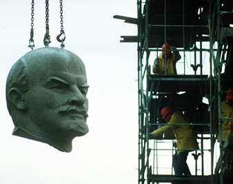 Lenin statue dismantled in Berlin, 1991 HANSI KRAUSS/AP  